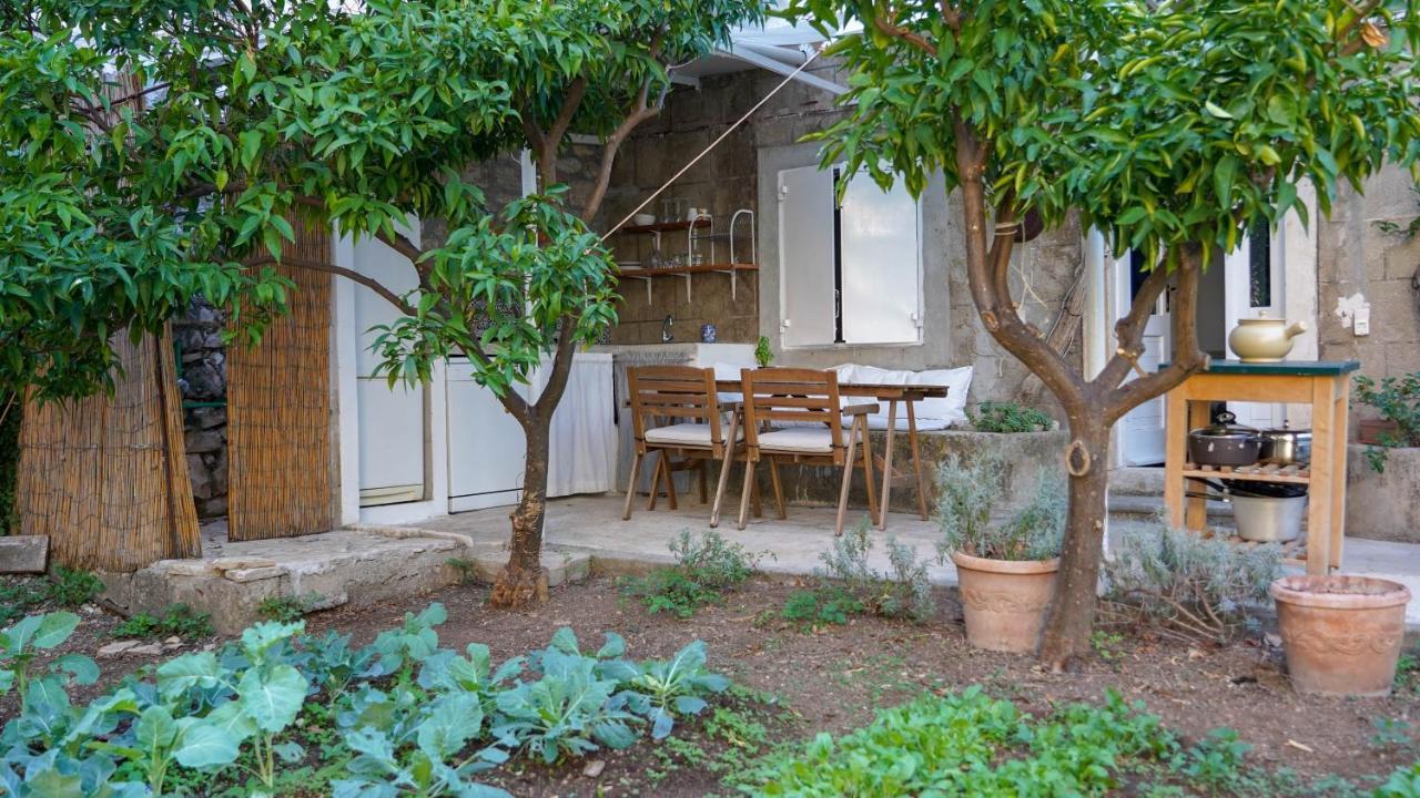 Charming Two-Bed Apartment Orange Garden Sutivan Exterior photo