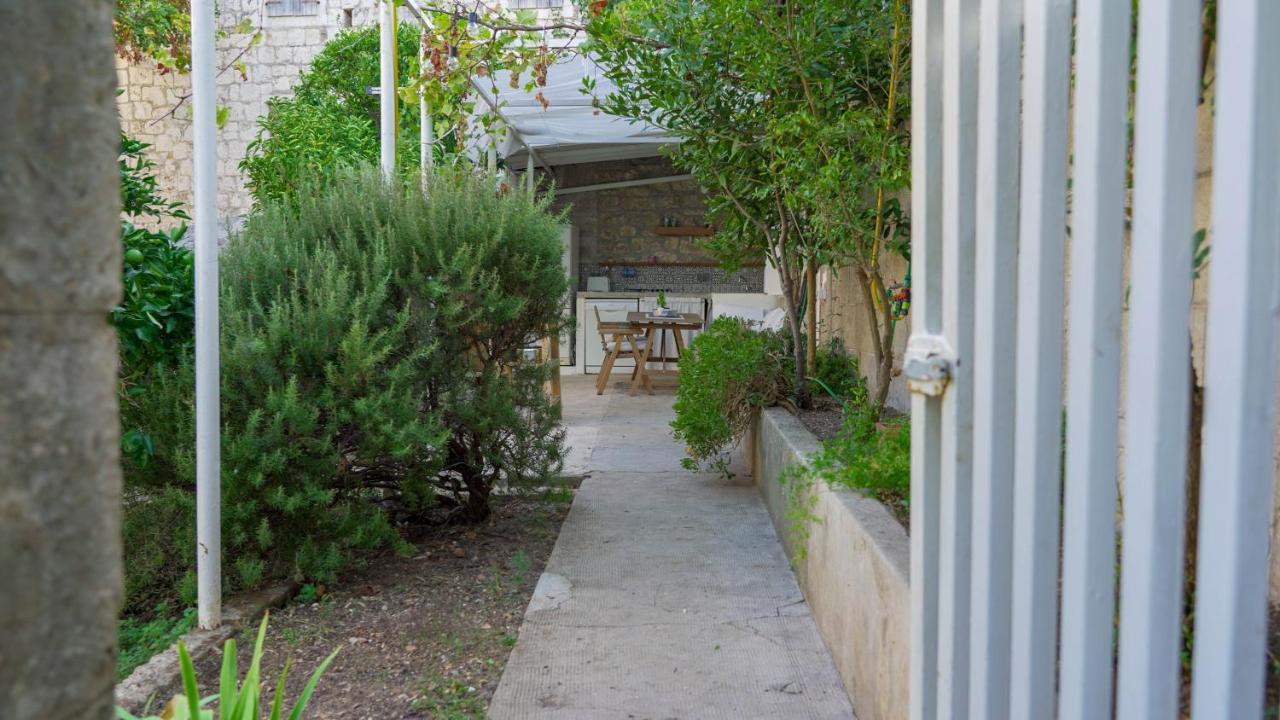 Charming Two-Bed Apartment Orange Garden Sutivan Exterior photo